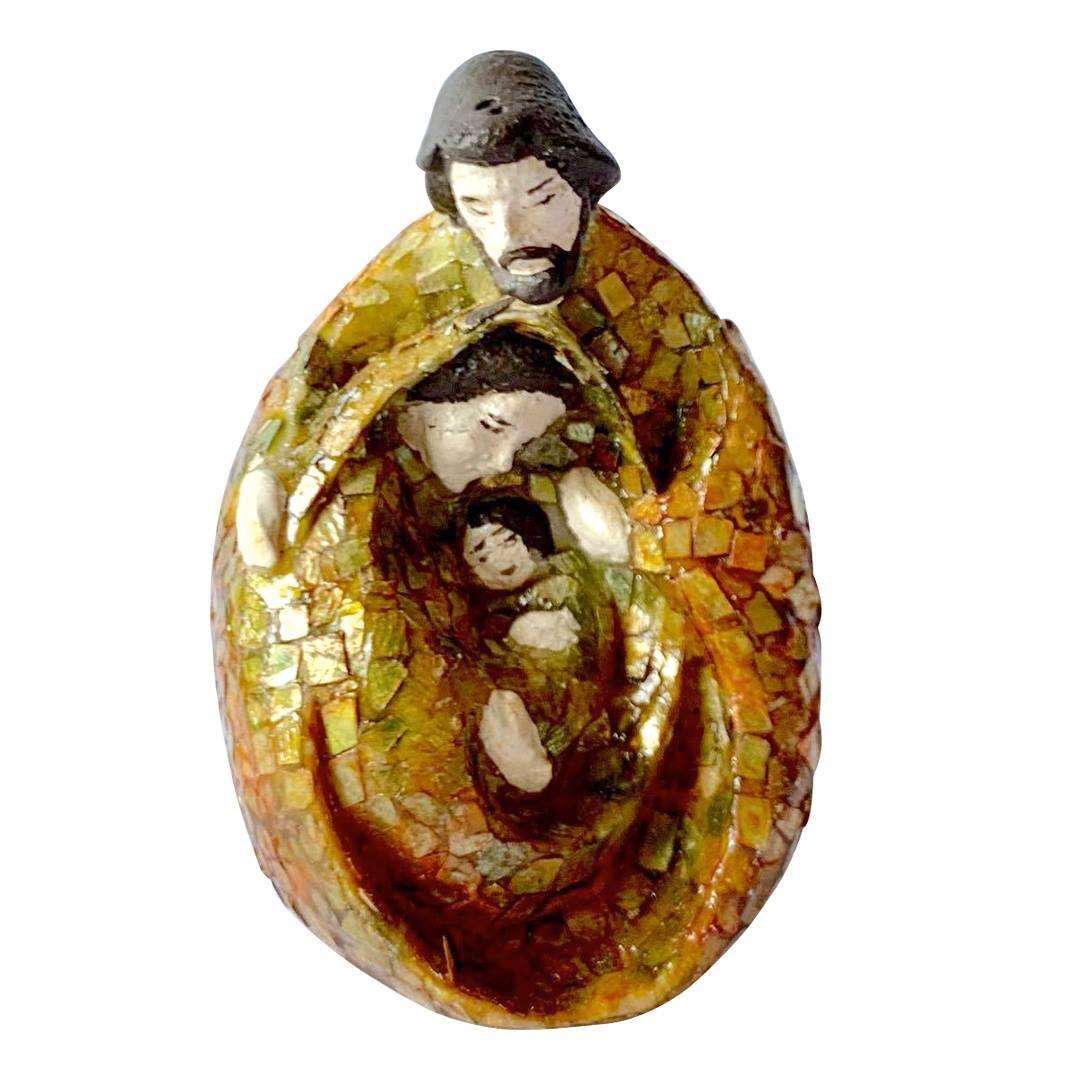Egg-shaped Nativity – Capiz Shell (Garnet)