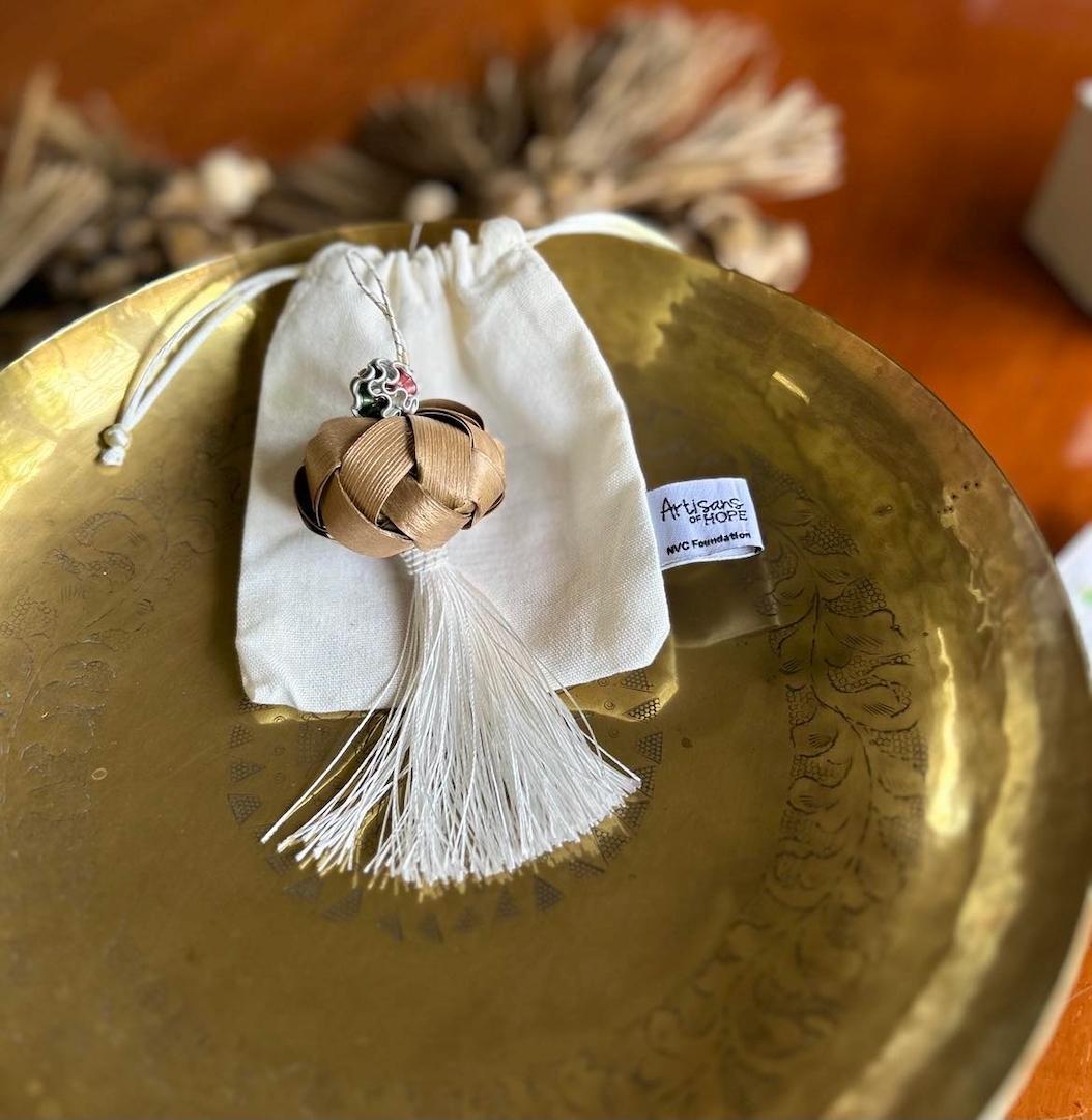 Palmera Ornament (Round) – White Tassel