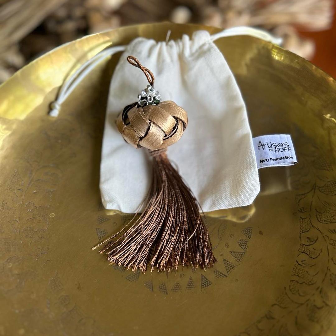 Palmera Ornament (Round)- Brown Tassel